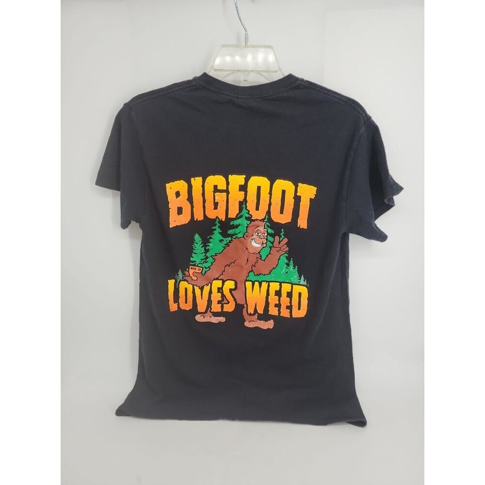 Bigfoot Loves Weed. California Unisex Black Tshirt sz small